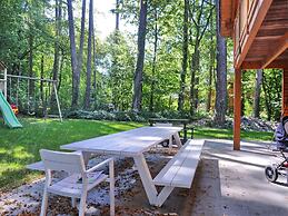 Spacious Chalet Located at Bomal with Hot Tub & Garden Parlour