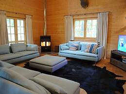 Spacious Chalet Located at Bomal with Hot Tub & Garden Parlour