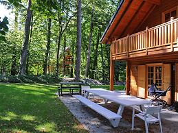 Spacious Chalet Located at Bomal with Hot Tub & Garden Parlour