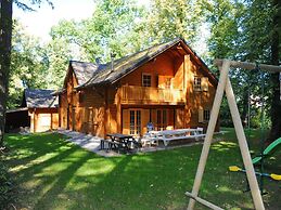 Spacious Chalet Located at Bomal with Hot Tub & Garden Parlour