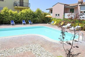 Spacious Apartment With Garden