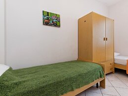 Spacious Apartment With Garden