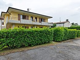 Spacious Apartment With Garden