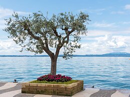 Spacious Apartment With Garden