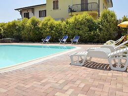 Spacious Apartment With Garden