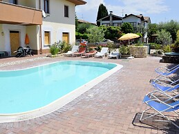 Spacious Apartment With Garden