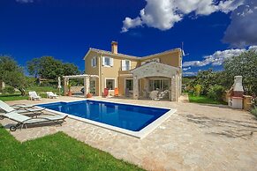 Peaceful Villa in Sveti Lovrec With Swimming Pool