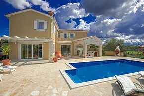 Peaceful Villa in Sveti Lovrec With Swimming Pool