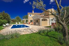 Peaceful Villa in Sveti Lovrec With Swimming Pool