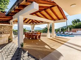 Brand new Countryside Villa With Heated Pool