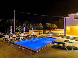 Brand new Countryside Villa With Heated Pool