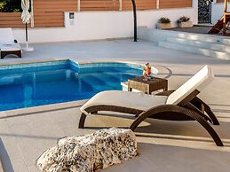 Brand new Countryside Villa With Heated Pool