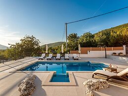 Brand new Countryside Villa With Heated Pool