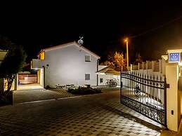 Brand new Countryside Villa With Heated Pool