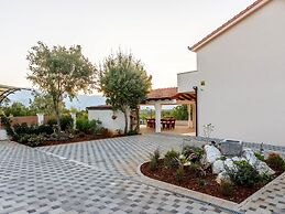 Brand new Countryside Villa With Heated Pool