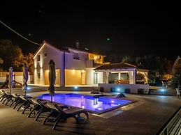 Brand new Countryside Villa With Heated Pool