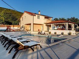 Brand new Countryside Villa With Heated Pool