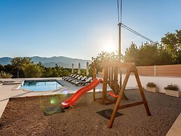 Brand new Countryside Villa With Heated Pool