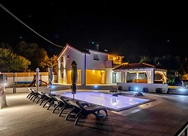 Brand new Countryside Villa With Heated Pool