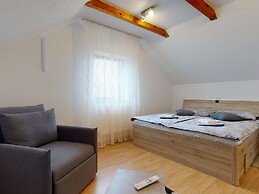 Quiet Country Side Cottage with Private Garden & WiFi near Nature Park