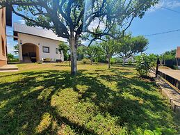 Quiet Country Side Cottage with Private Garden & WiFi near Nature Park