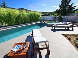 Deluxe Villa in Šibenik near Lake