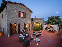 Luxurious Villa in Cortona Tuscany with Hot Tub