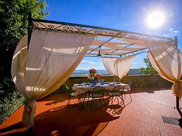 Luxurious Villa in Cortona Tuscany with Hot Tub