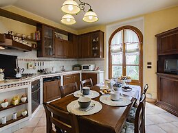 Luxurious Villa in Cortona Tuscany with Hot Tub