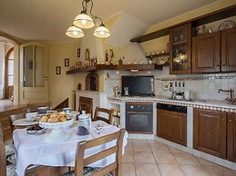 Luxurious Villa in Cortona Tuscany with Hot Tub