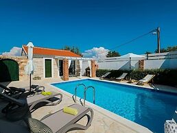 Charming Villa With Private Pool and Nice Covered Terrace, 3 Rooms and