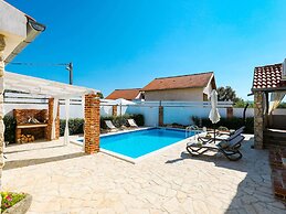 Villa With Private Pool and Terrace