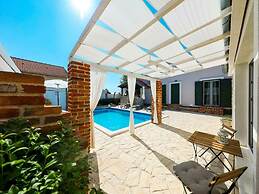 Villa With Private Pool and Terrace