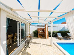 Villa With Private Pool and Terrace