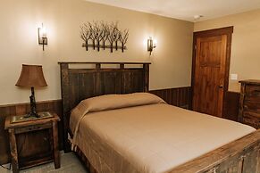 Sojourner's Lodge & Log Cabin Suites