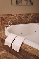 Sojourner's Lodge & Log Cabin Suites