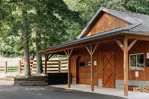 Sojourner's Lodge & Log Cabin Suites