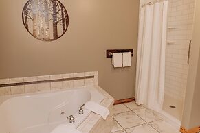 Sojourner's Lodge & Log Cabin Suites