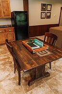 Sojourner's Lodge & Log Cabin Suites