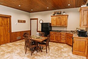 Sojourner's Lodge & Log Cabin Suites