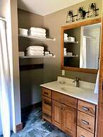 Sojourner's Lodge & Log Cabin Suites