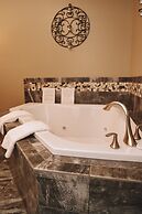 Sojourner's Lodge & Log Cabin Suites