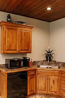 Sojourner's Lodge & Log Cabin Suites