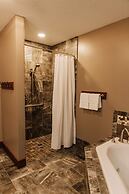 Sojourner's Lodge & Log Cabin Suites