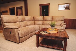 Sojourner's Lodge & Log Cabin Suites