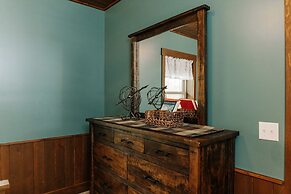 Sojourner's Lodge & Log Cabin Suites