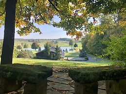 Sojourner's Lodge & Log Cabin Suites