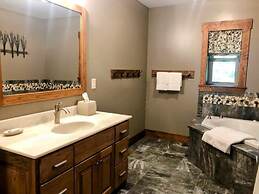 Sojourner's Lodge & Log Cabin Suites