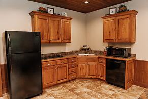 Sojourner's Lodge & Log Cabin Suites