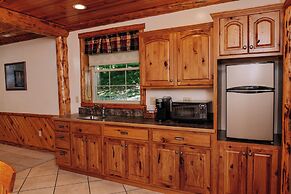 Sojourner's Lodge & Log Cabin Suites